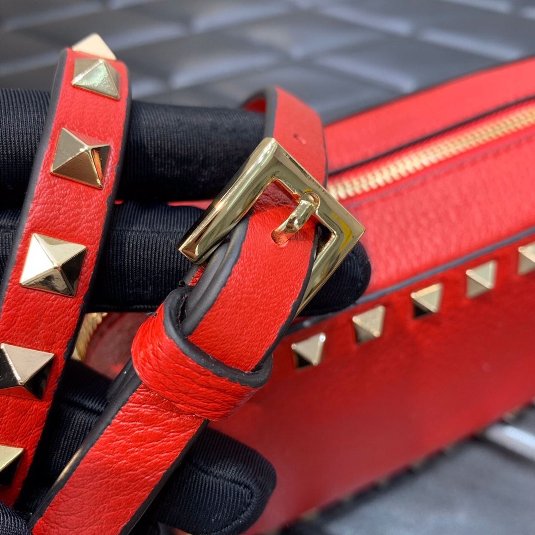 Valentino Garavani Rockstud Crossbody Camera Bag in Red Grainy Calfskin